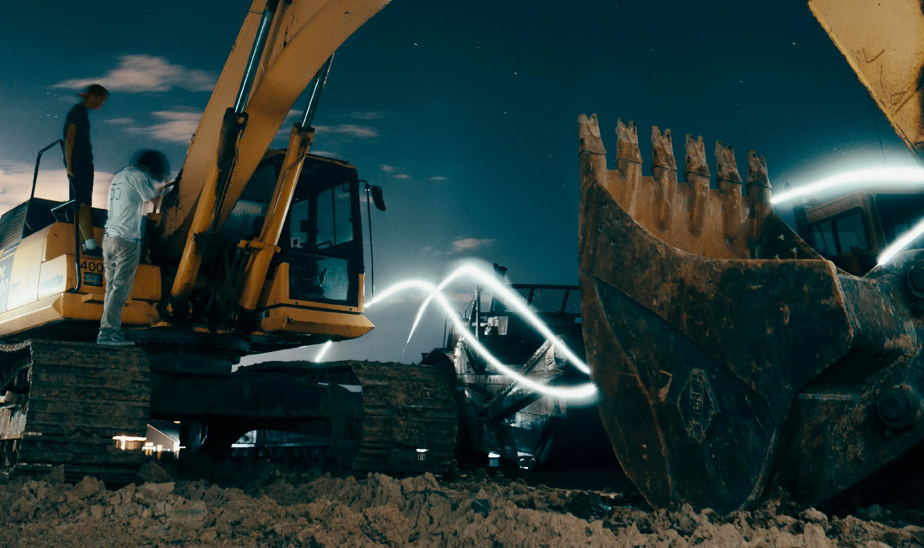 Equipo en obra de construcción con perforación horizontal en zona urbana de Cali